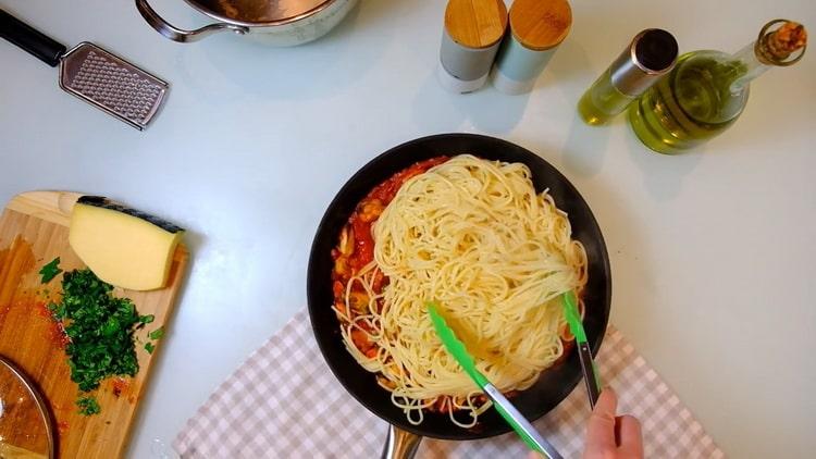 Mezcla los ingredientes para hacer la pasta.