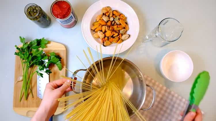 How to cook pasta with mussels