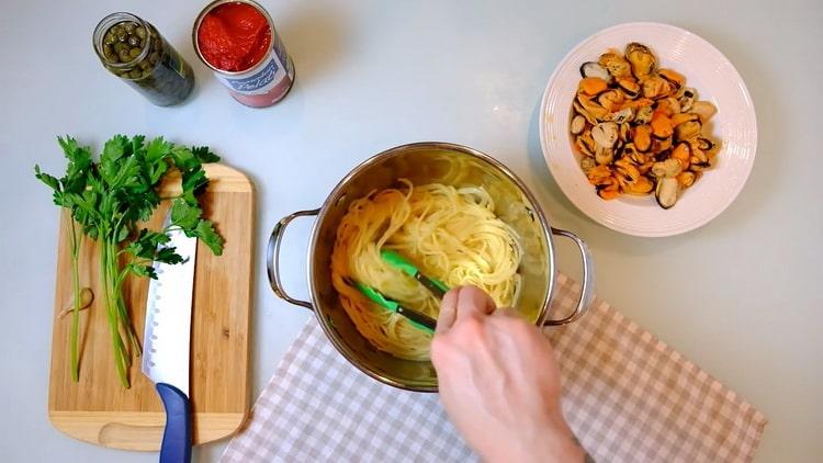 Hacer espaguetis para hacer pasta