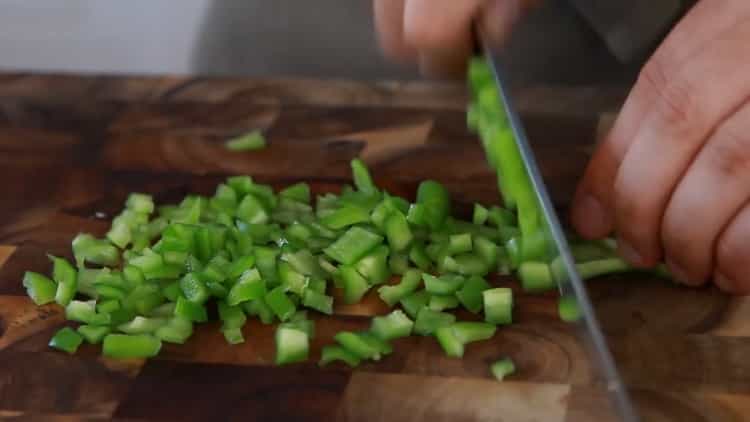 Para hacer la pasta, picar la pimienta.