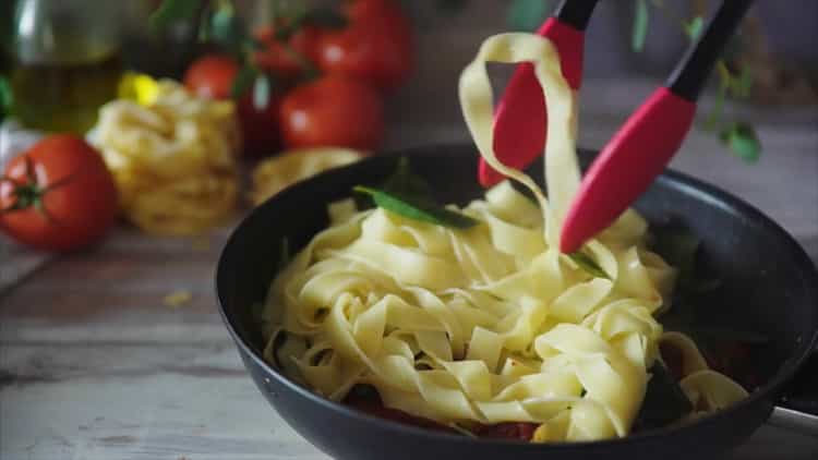 Da biste pomiješali tjesteninu sa sirom, pomiješajte sastojke