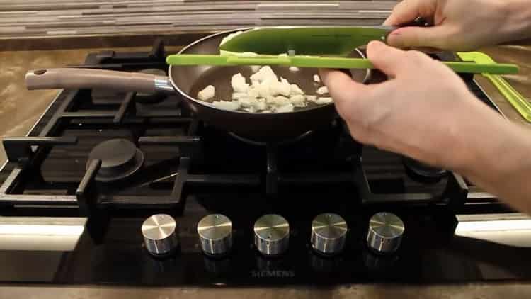 Tostadas, freír las cebollas