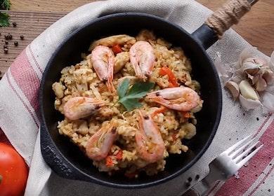 Paella real con camarones: cocinamos según la receta con una foto.