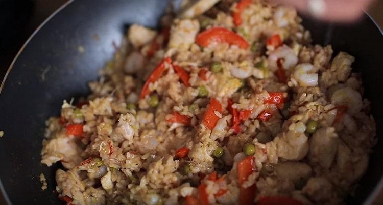 Unos minutos más necesitas dejar que el plato se quede debajo de la tapa.