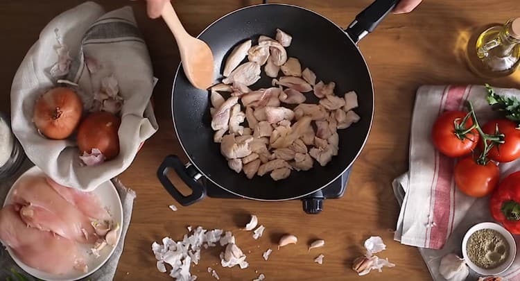 Extendemos los trozos de filete en una sartén con aceite vegetal.