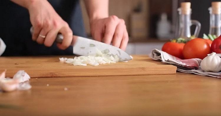 Grind onions and garlic.