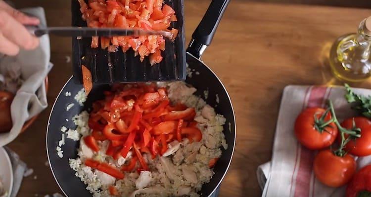 Agregue pimientos y tomates en rodajas.