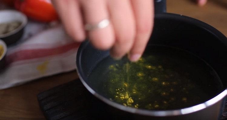 Nous chauffons le bouillon en y ajoutant une pincée de safran.