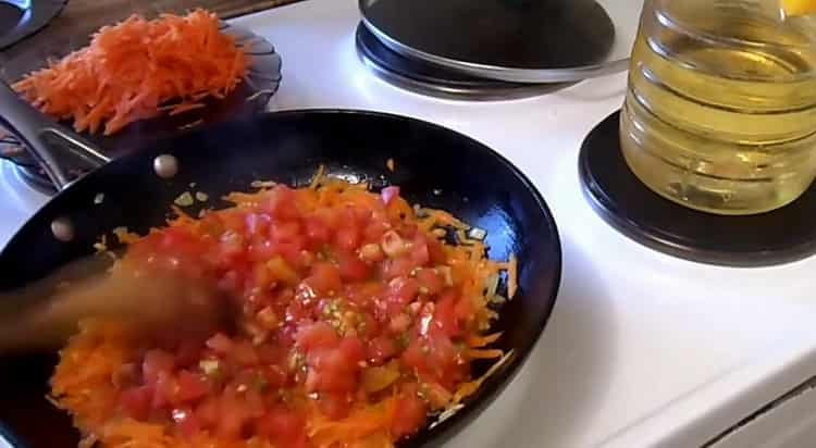 Freír los tomates para hacer pimienta.