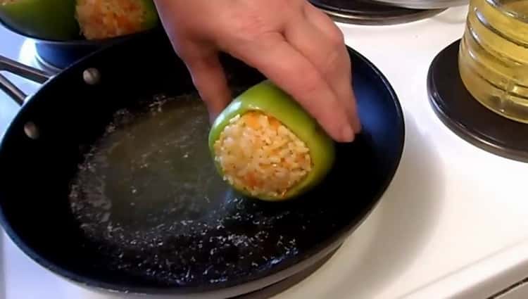 To cook the pepper, fry the ingredients