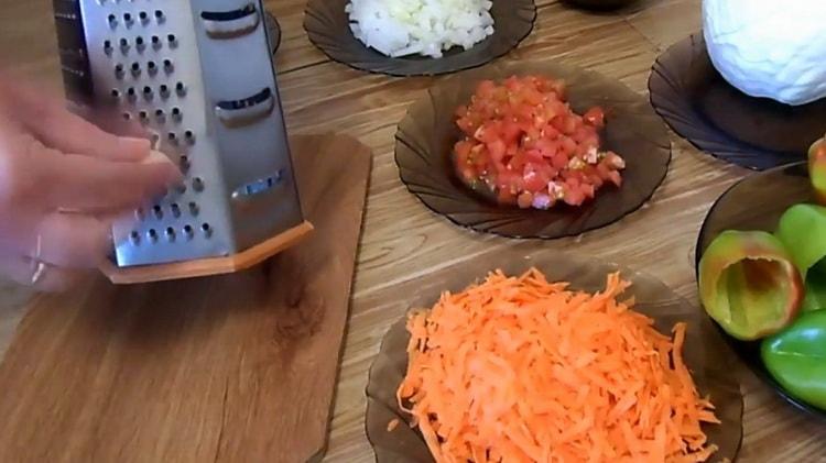 Picar las verduras para hacer pimienta