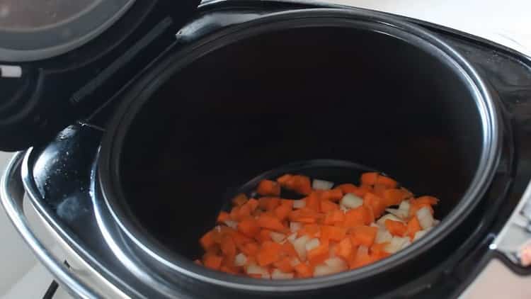 Freír verduras para hacer cebada perlada