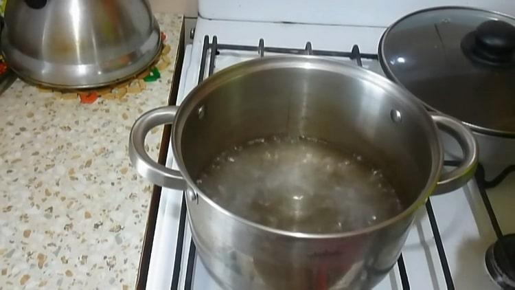 Cocinar cebada perlada en una guarnición