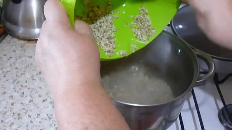 Para preparar la cebada, prepare los ingredientes.