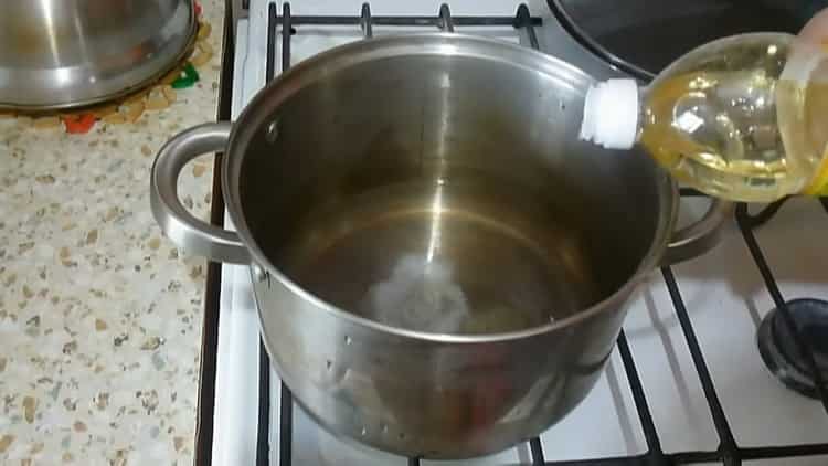 Para hacer cebada, agregue aceite y sal al agua.