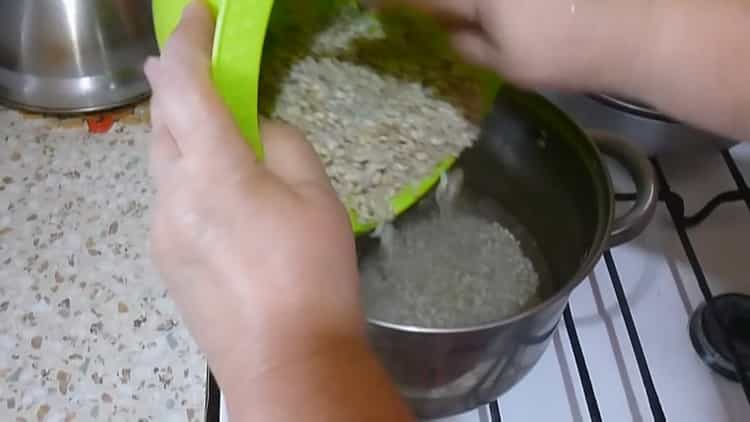 Para hacer cebada, hierve el cereal