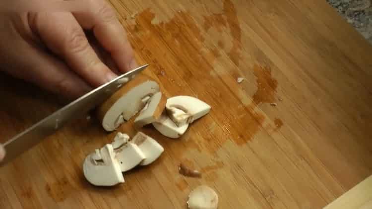 Pour faire de l'orge perlé, coupez les champignons