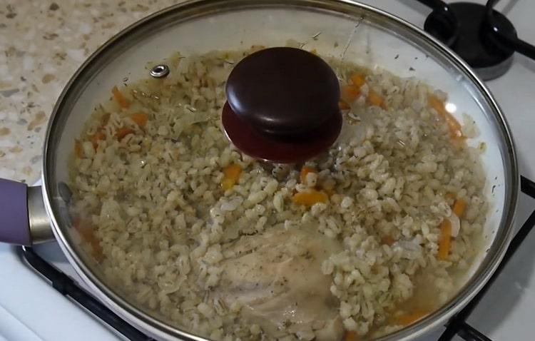 Combine the ingredients to make pearl barley and chicken