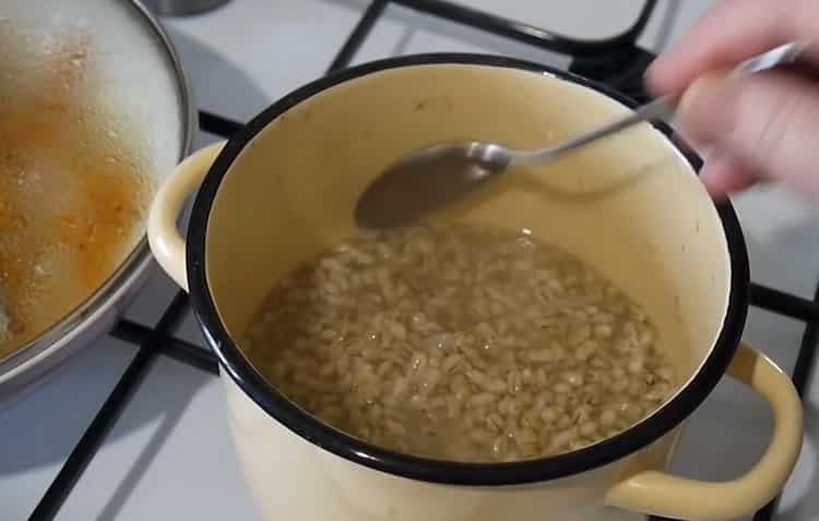 To cook pearl barley with chicken, boil the cereal