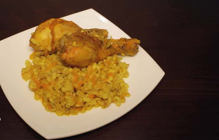 Cebada con pollo en una olla de cocción lenta: una receta paso a paso con una foto