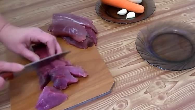 Para preparar cebada perlada con carne, prepare los ingredientes.