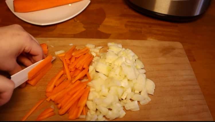 Da biste skuhali biserni ječam, nasjeckajte povrće