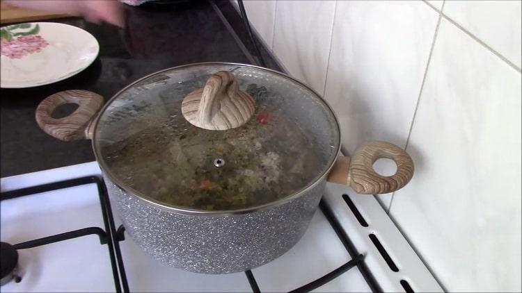 Combina todos los ingredientes para hacer estofado de cebada perlada