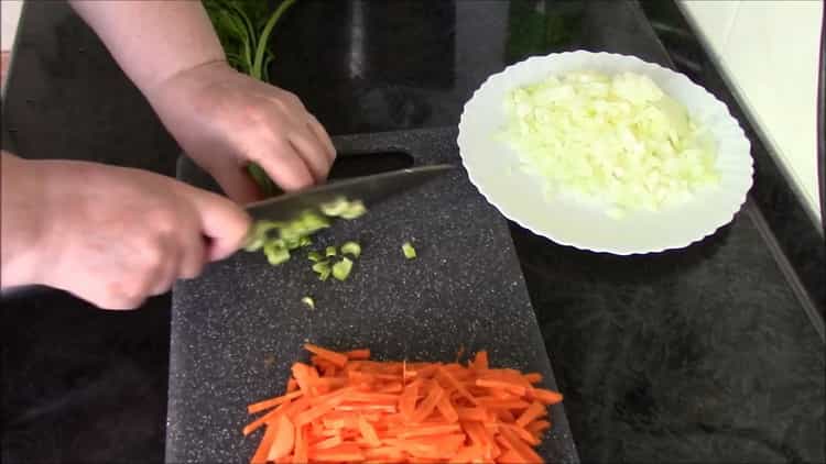 Upang magluto ng perlas barley na may nilaga, i-chop ang mga gulay