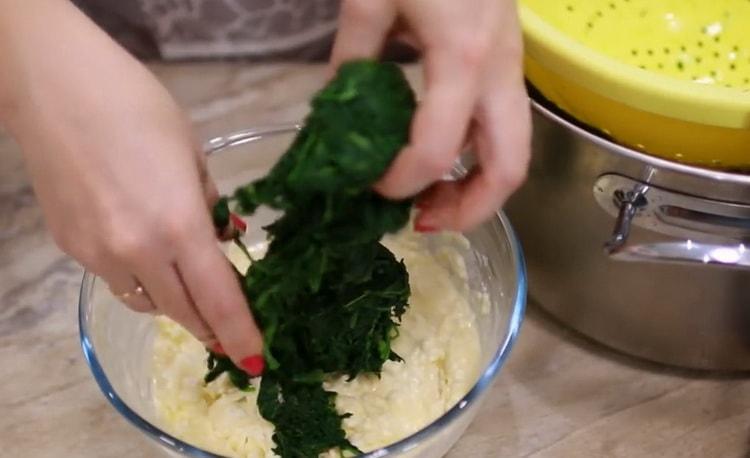 Para preparar el pastel, prepare el relleno.