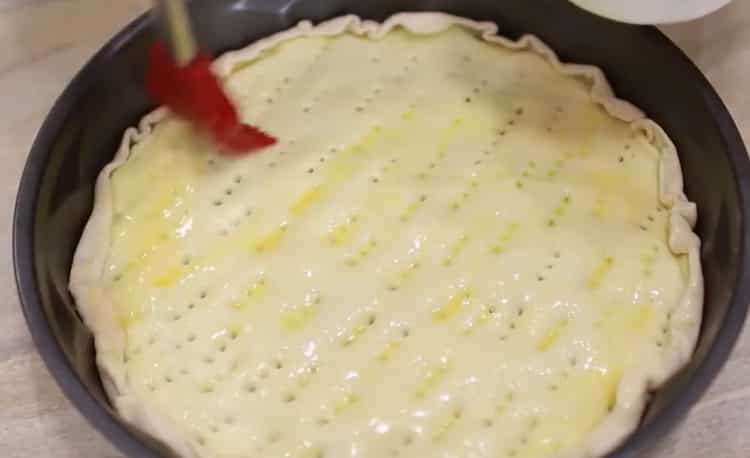 Para hacer un pastel, engrase con un huevo