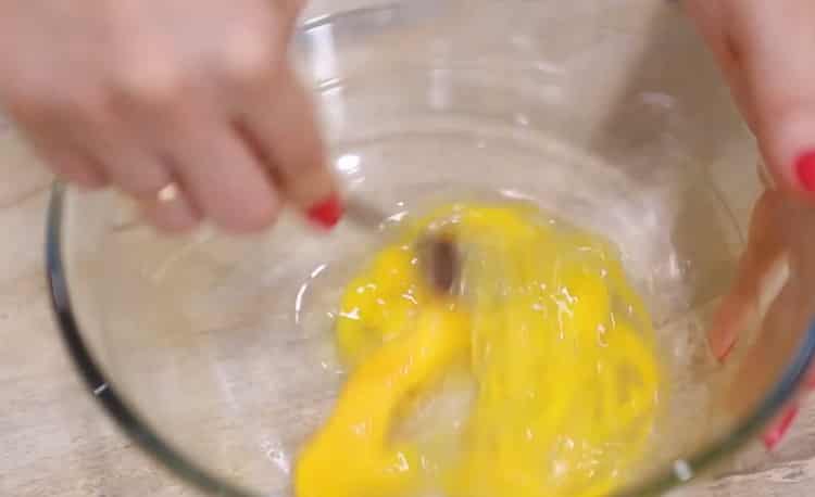 Batir los huevos para hacer un pastel.