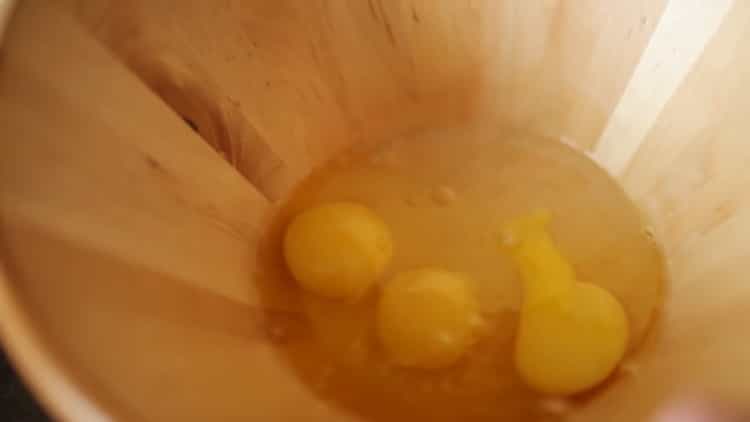 Romper huevos para hacer un pastel