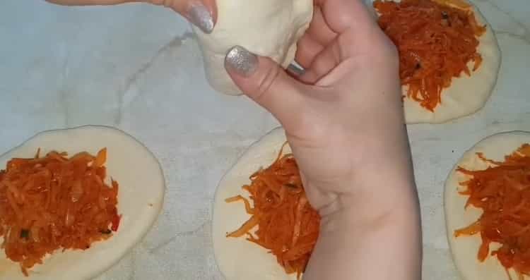 To prepare pies with cabbage, put the filling on the dough