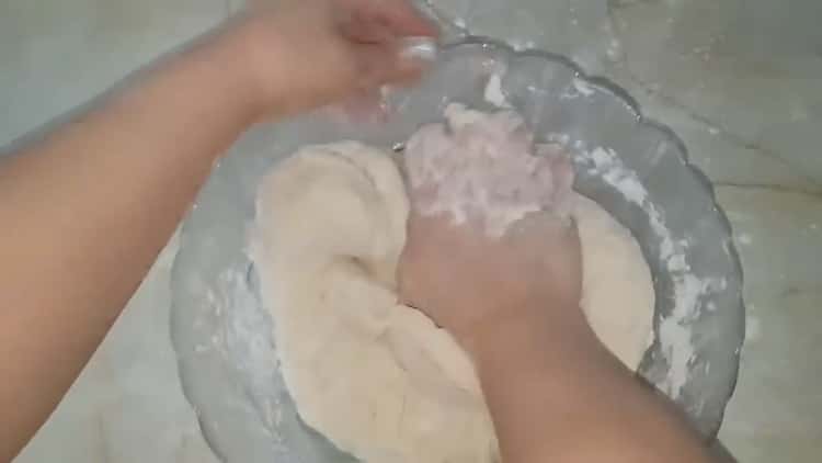 Combina los ingredientes de la masa para hacer pasteles de col