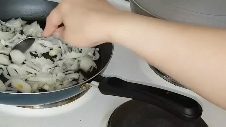 Fry the onion to make the cabbage pies