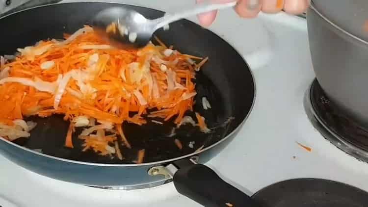 Fry carrots to make cabbage pies