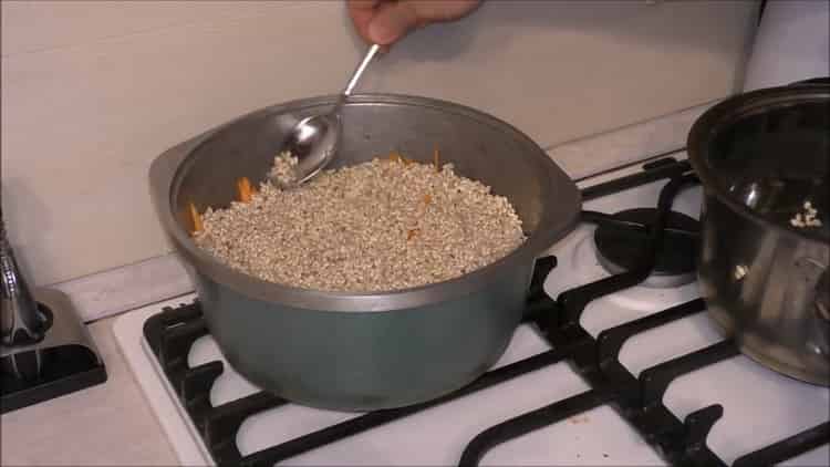 Para hacer pilaf de cebada perlada mezcle los ingredientes