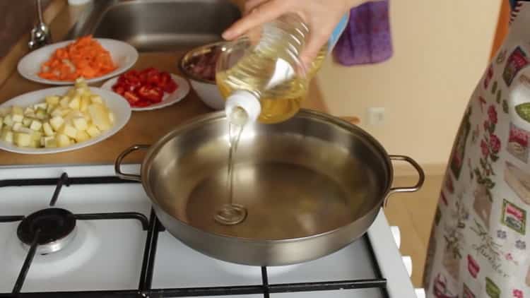 Para cocinar la salsa, calienta la sartén