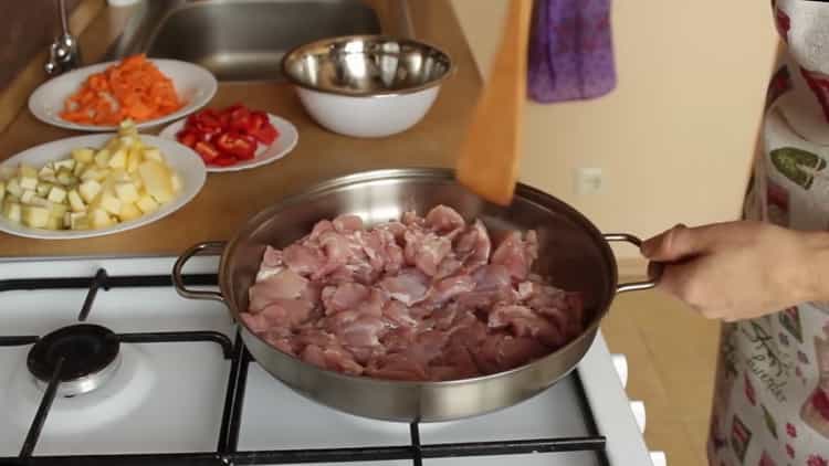 Freír carne para hacer salsa