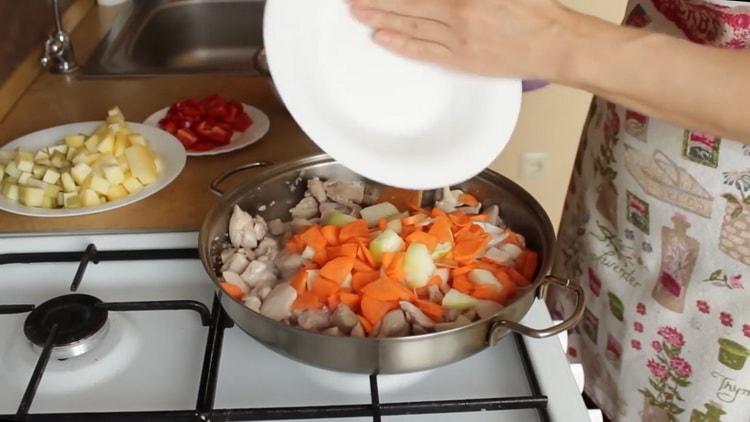 Faire frire les légumes pour la sauce