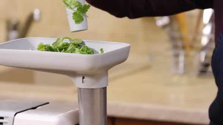 Para cocinar, corte el cilantro.