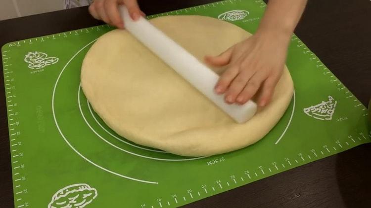 Rouler la pâte pour faire des beignets américains