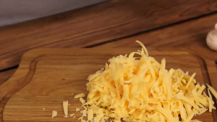 Ak chcete vyrobiť julienne nastrúhaný syr