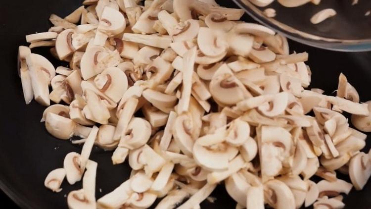 Fry the mushrooms to make julienne