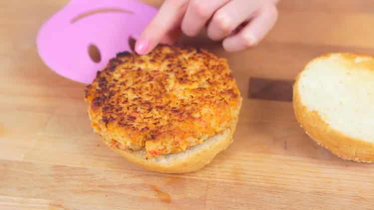 Para preparar una hamburguesa de cangrejo, pon la empanada en un bollo