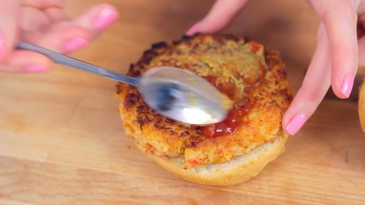 Para hacer una hamburguesa de cangrejo, engrase un pan con salsa