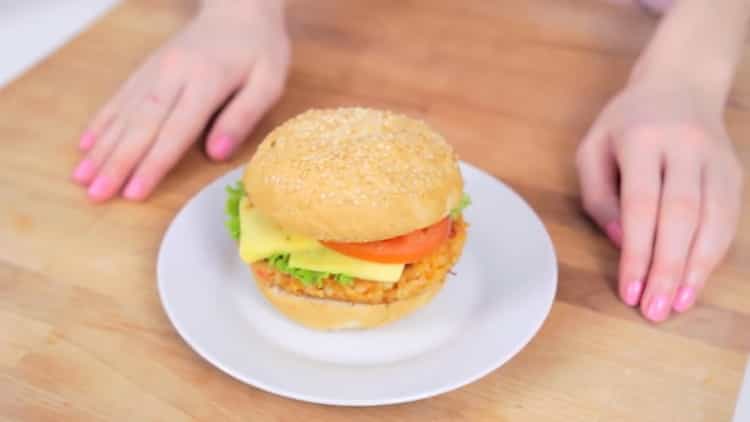 La receta de una hamburguesa de cangrejo con una chuleta de cangrejo: muy sabrosa