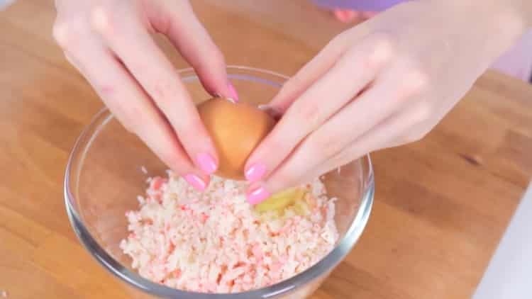 Para hacer una hamburguesa de cangrejo, prepare los ingredientes.