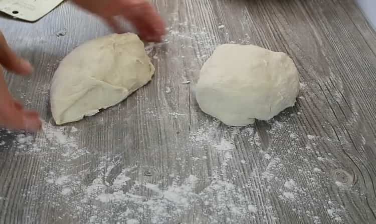 Para hacer khachapuri, divide la masa