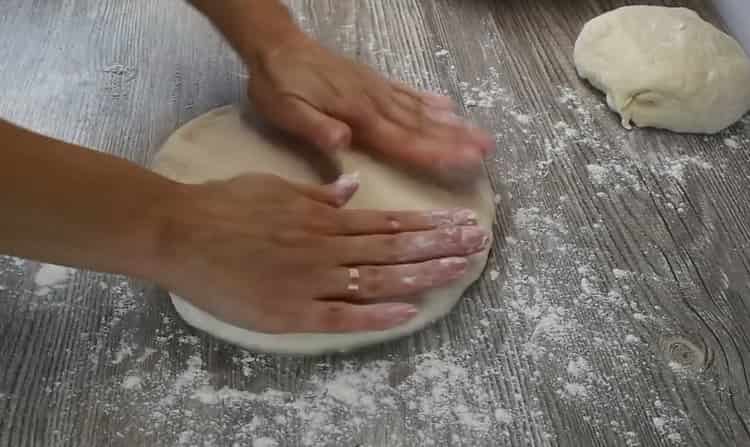 Rouler un gâteau à plat pour faire du khachapuri